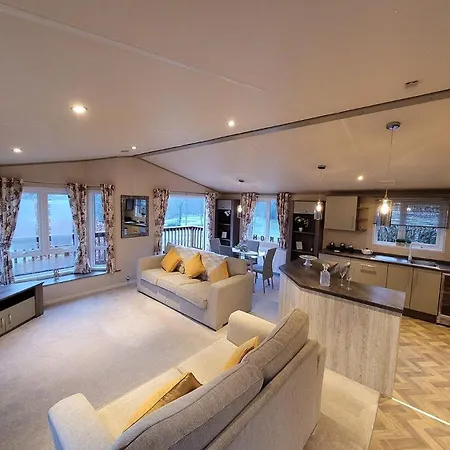 Tulip With Hot Tub Holiday home Malton